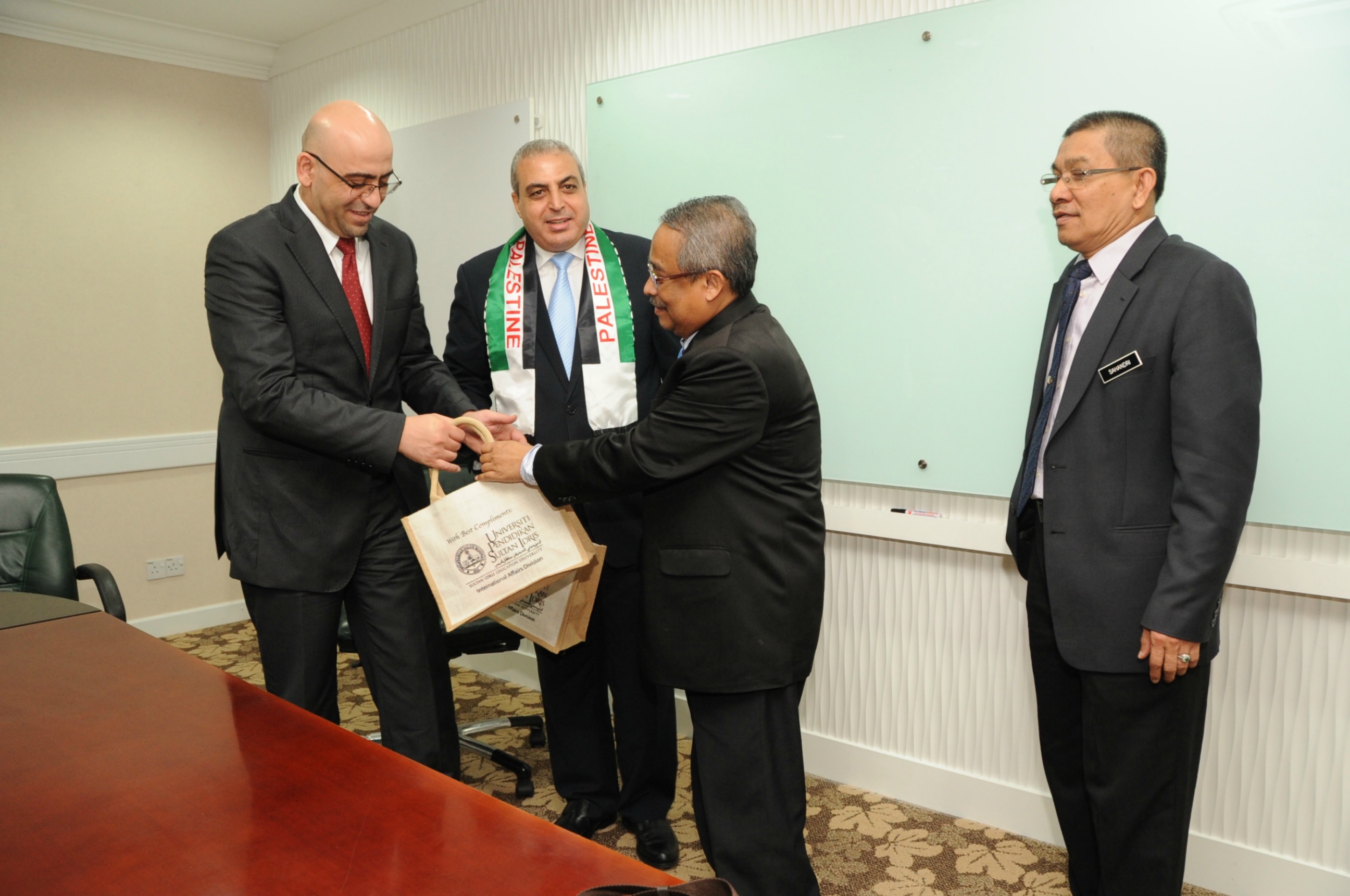 PRO 16 3 PALESTINEHAS 7701